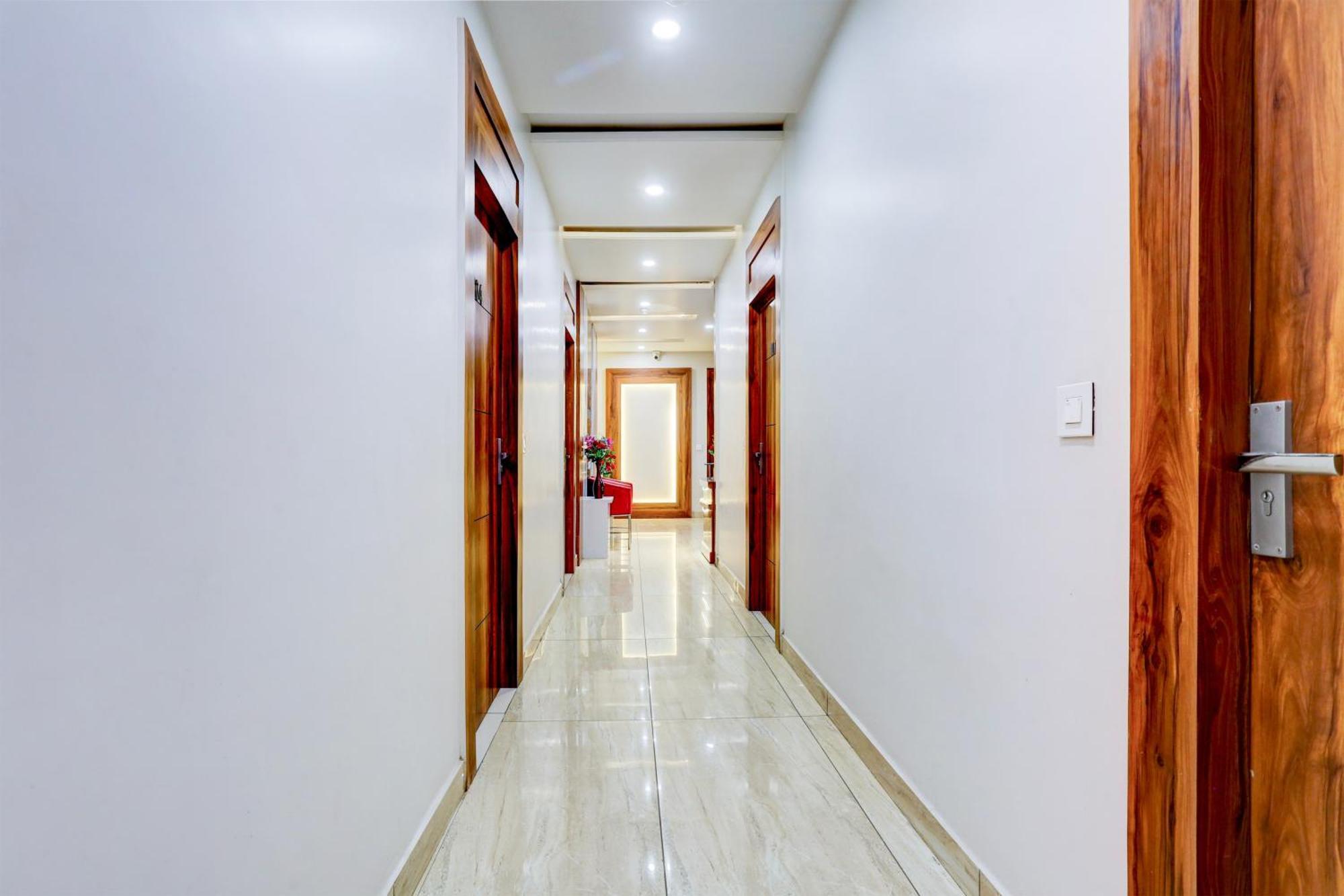 Super Townhouse Model Town Rohtak Formerly Hotel Tathastu ภายนอก รูปภาพ