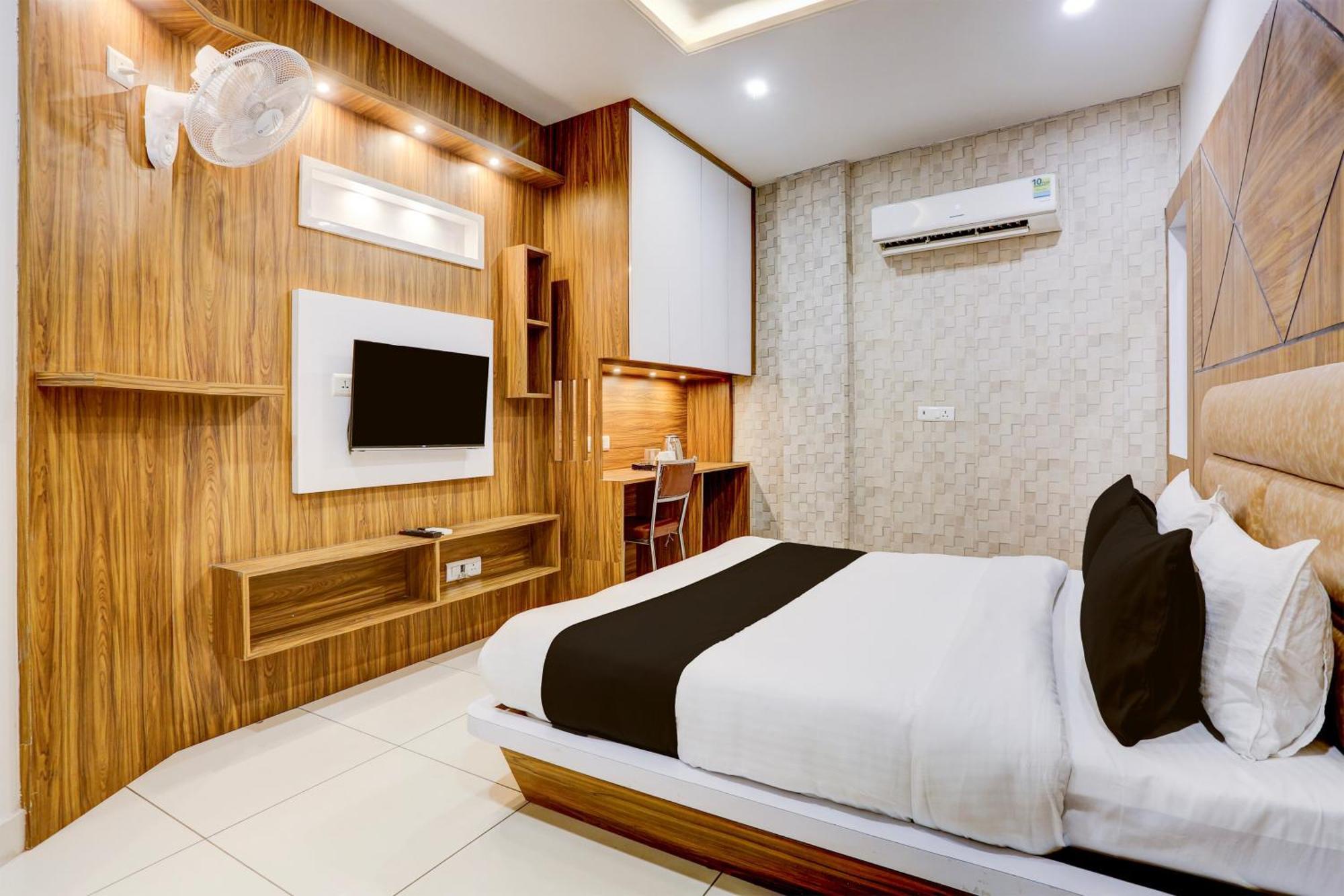 Super Townhouse Model Town Rohtak Formerly Hotel Tathastu ภายนอก รูปภาพ