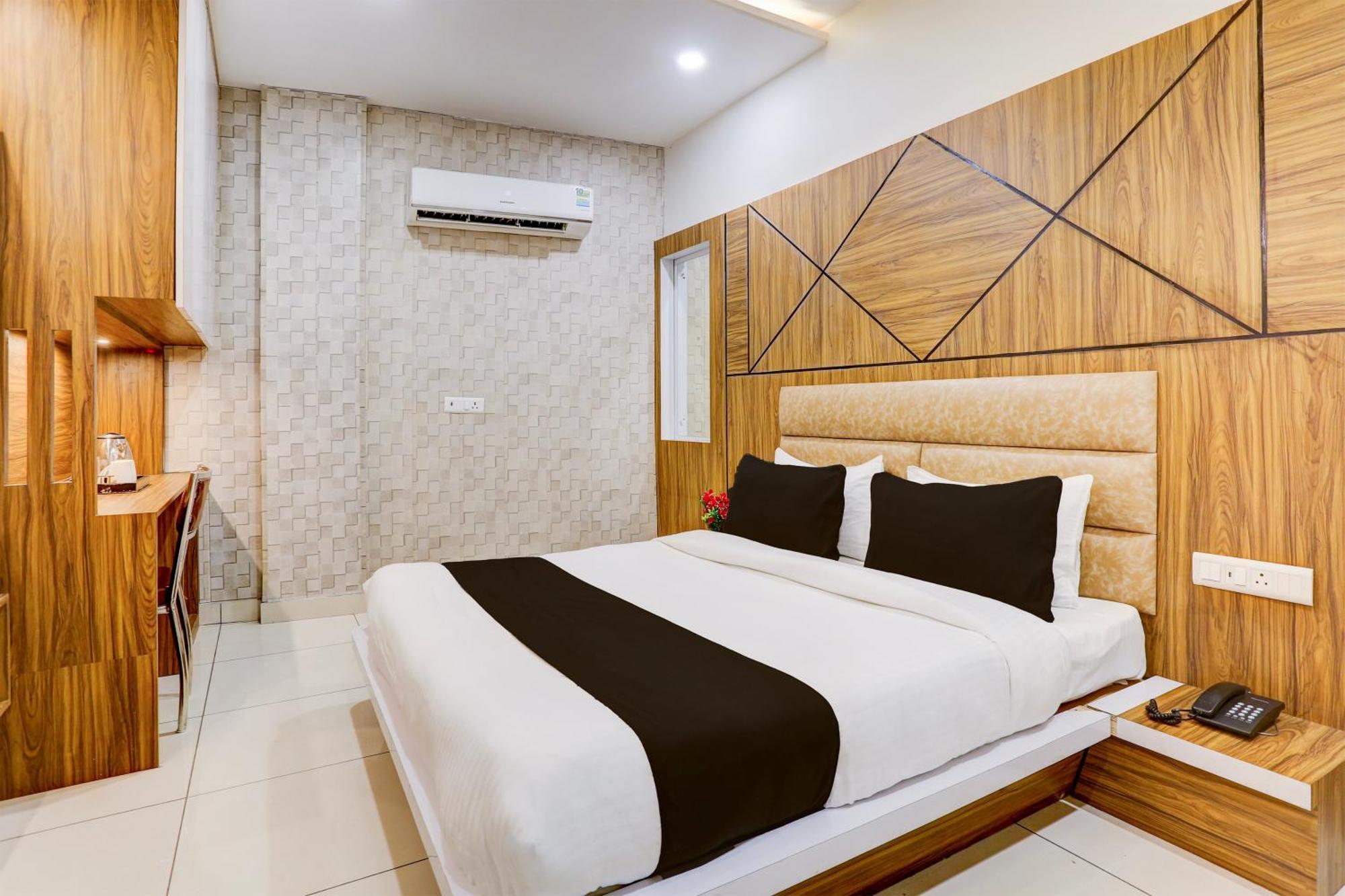 Super Townhouse Model Town Rohtak Formerly Hotel Tathastu ภายนอก รูปภาพ