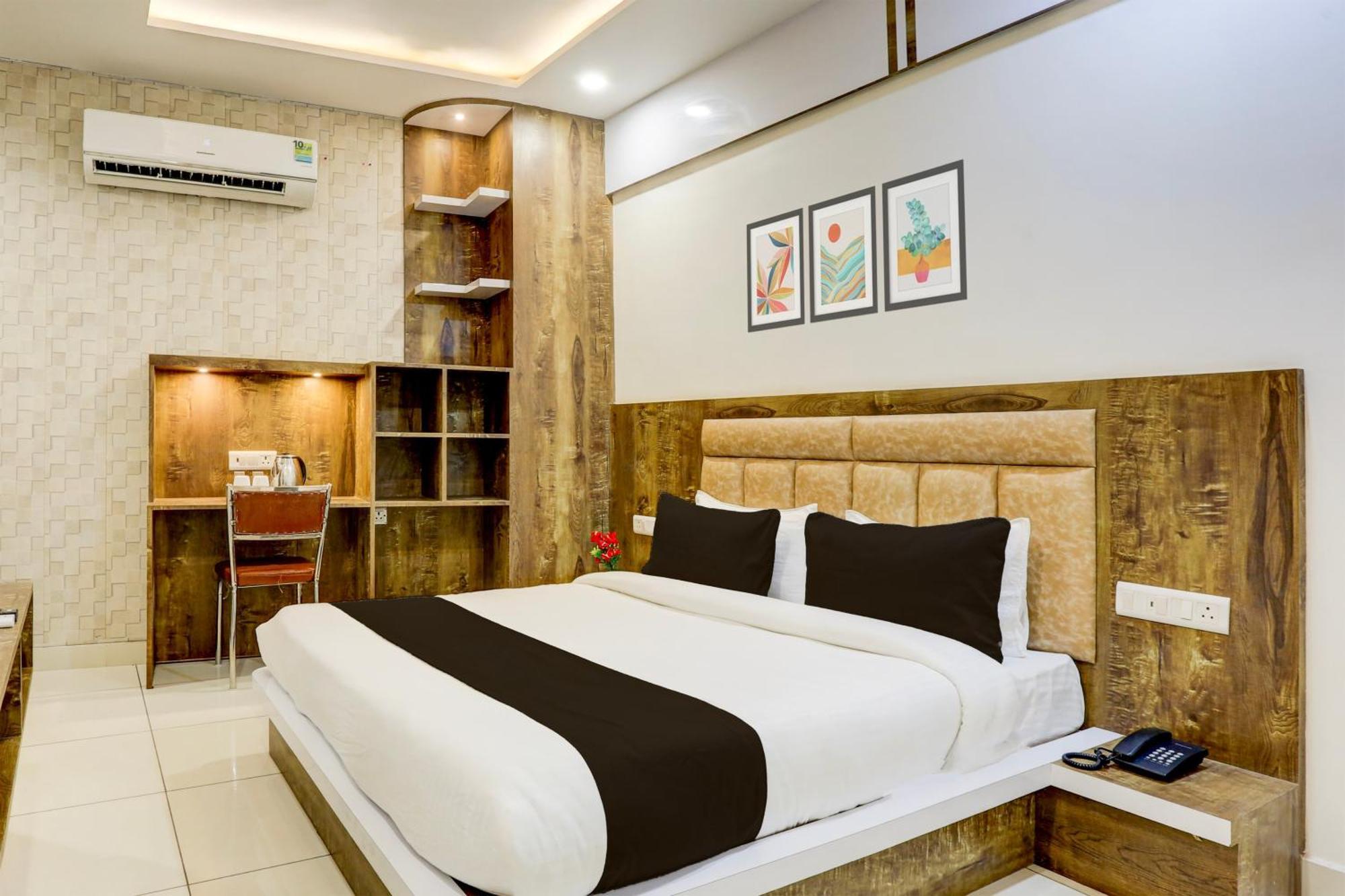 Super Townhouse Model Town Rohtak Formerly Hotel Tathastu ภายนอก รูปภาพ